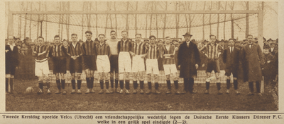 870340 Groepsportret (elftalfoto) van het eerste voetbalelftal van Velox te Utrecht, bij de oefenwedstrijd tegen de ...